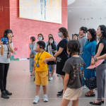 導(dǎo)覽員帶領(lǐng)住戶走訪臺中國家歌劇院，認(rèn)識獨(dú)特的建築工法，探索每一處細(xì)節(jié)背後的故事。