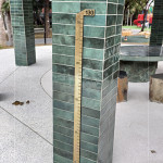 八角亭柱上嵌著一段『黃銅尺標(biāo)』，刻上130公分的位置，這是量測樹圍的基準(zhǔn)，也是歲月的起點(diǎn)，將數(shù)字除以2.5便能估略樹的年齡。