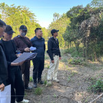 新業(yè)建設(shè)簡(jiǎn)福榮總經(jīng)理(圖左一）、楊家凱建築師(圖左二)與新業(yè)職人團(tuán)隊(duì)、景觀設(shè)計(jì)團(tuán)隊(duì)，前往彰化田尾，嚴(yán)選在地樹種，圈起土地與建築間的情感。