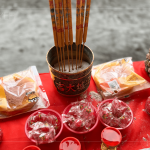 建築職人團(tuán)隊(duì)齊聚，慎重且誠(chéng)心，持煙香祭拜，將心願(yuàn)直達(dá)天聽。