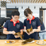 當天大多數(shù)為初體驗的同仁，互相請益、交流，每一步驟不得馬虎，為的是將這最真切的禮物，送至獨居長輩、身心障礙者手中，為今年端午節(jié)增添另一份手感溫度。