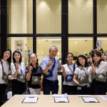 新業(yè)建設(shè) 名譽(yù)董事長(zhǎng) 穆椿松賢伉儷(中) 到場(chǎng)參與活動(dòng)盛事，一同支持藝文日的舉辦，親身感受舞臺(tái)劇魅力!