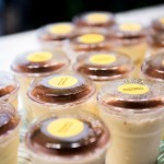 100%的乳酪提拉米蘇，製作過(guò)程不加一滴水的堅(jiān)持，象徵新業(yè)對(duì)家人們的守護(hù)，作為會(huì)後伴手禮贈(zèng)送，致上新業(yè)最誠(chéng)摯的心意。