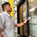 氣密窗經(jīng)過(guò)反覆的施加風(fēng)壓後，營(yíng)建部同仁再三確認(rèn)窗框是否有變形的問(wèn)題，及運(yùn)行上是否順暢。