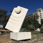 義大利藝術家Filin Gheorghi的石雕作品「東海之眼」。人象徵著宇宙的縮影，而人的雙眼雖微小卻似能看透時空，直視古往今來，可觀照、仰視，蘊含無法想
像的龐大能量。