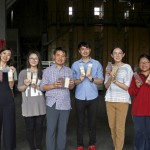 新業(yè)認養(yǎng)霧峰益全香米已近十個年頭，今年秋分前夕由新業(yè)建設 邱正光副總（左三）帶領新業(yè)同仁樂當一日小農(nóng)，進行碾米初體驗。