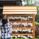 日式伝言板，每一位家族朋友們的句句美好，繫上祝福滿滿的紅繩，希望手寫的溫度，能夠保存於每一位的心中。