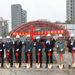 新業(yè)建設(shè) 創(chuàng)辦人穆椿松 (左五)、董事長卓勝隆(右五) 與新業(yè)職人團隊，一同為【新業(yè)恆一】揭開序幕。