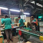 將一批批堆疊成小山、符合標準的磁磚分裝入箱，未來它們將成為某一個家庭的空間配角，肩負起守護居家安全的關(guān)鍵角色。