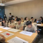 東海建築營(yíng)學(xué)員們仔細(xì)聽(tīng)取林宜鋒建築師（畫(huà)面右一）的建築構(gòu)想。讓學(xué)員們擴(kuò)增生活與學(xué)習(xí)經(jīng)驗(yàn)，並以對(duì)話交換對(duì)建築的看見(jiàn)與心得。