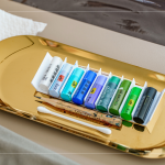 油畫棒是由粉彩加入油料，調(diào)製成棒狀的顏料，自由創(chuàng)作、色彩豐富、調(diào)色容易，不僅可以用於平面或立體作品的創(chuàng)作，也可以在各種表面上進(jìn)行繪畫。