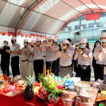 天時，地利，集眾人之力，【新業(yè)自由居】上樑典禮，手持炷香敬虔內心，願一炷炷香將新業(yè)團隊的誠心，上呈天聽。