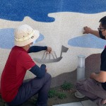 以童趣的風格，模擬貫穿、流經(jīng)東區(qū)的生命之河－旱溪，是藝術家張婷雅導入校區(qū)周遭意象的巧思。