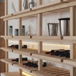 居家收納設(shè)計(jì)，也可以展示雅緻收藏，溫潤(rùn)杏色的層架與隱隱透出光澤的瓶身，彼此相襯不相爭(zhēng)。