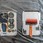 欲善「版畫」事，須讓工具齊備，除了滾筒，還有一塊塊充滿『虎年』氣息的圖騰，將塗滿油墨的滾筒在圖樣上滾動(dòng)，再轉(zhuǎn)印在紅包袋或春聯(lián)上。