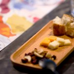 品酩醇酒之餘，輔以『輕佐食』－堅果、果乾、起司跟麵包，微微香氣在酒間點綴、不搶戲。 