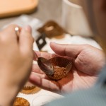 可可粉是從可可豆中提取，經(jīng)過發(fā)酵、乾燥、烘焙、碾碎、研磨、精煉等步驟，味道酸苦澀，卻內(nèi)含營(yíng)養(yǎng)豐富。