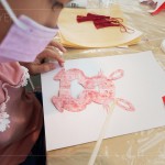 用竹筷沾附黏著，孩子嘗試使用傳統(tǒng)的黏著劑－漿糊，慢慢將紅紅剪紙塗滿，就待
貼上燈籠。