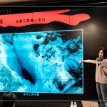 來(lái)自北歐壯麗的冰川，冰川上的鍋穴，是表面融化的水沿著裂隙流動(dòng)而緩慢鑽出的深坑，不僅豐富了冰川表層的紋理，底下或許還潛藏著晶瑩剔透、深邃綺麗的夢(mèng)幻冰洞。