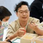 在不熟悉的項(xiàng)目中給予最大的支持，Amo老師耐心解說(shuō)、示範(fàn)操作，但也不忘保留讓孩子自由發(fā)揮的空間。