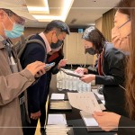 感謝每一位京御苑住戶的蒞臨，客服人員與住戶間暖心的早晨問候，揭開說明會序幕，新業(yè)願意用加倍的細心，共同守護家人們的避風港。