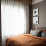 以沉穩(wěn)的基底，加上珊瑚橘的布料，自然日光透過窗簾，灑落一絲暖意。