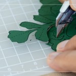 較細膩的邊角處，使用美工刀慢慢地刻劃，切剪出生命力。