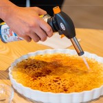 【琥珀醬油烤布蕾】
琥珀色的焦糖猶如製醬時的琥珀結(jié)晶，是在極盡呵護(hù)下誕生的禮物，鹹甜適中的絕佳口感，是最適不過的醬香小點。