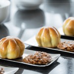 「喜豐香1985茶點組」金桔豆沙與杏仁瓦片的完美搭配，猶如一場味蕾饗宴。甜而不膩的豐富層次、口感酥脆的濃郁香氣，為品茗時刻更添詩意。