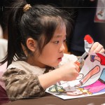 活動當(dāng)天製作紙影戲偶，動動小手，揮灑創(chuàng)意，恣意拼色，再沿著外輪廓剪下。