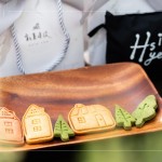 伴手禮致上公益烘焙坊的手工餅乾及環(huán)保購物袋，可愛、溫馨兼顧著美味，讓本次活動開啟美善的起點。