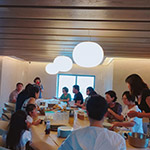 新業(yè)家族們同聚在一起，共享這份美好與悠閒。