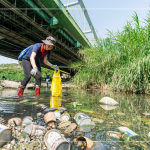 躺在水面上的鐵鋁罐、玻璃瓶，是每逢大雨後，上游沖刷下來的人為垃圾，彎下腰、踏進(jìn)溪流，撿起水中的垃圾殘骸，還給魚兒一個(gè)安全舒適的家園。