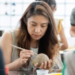 利用木刀，一筆一劃，一深一淺，刻出紋路，感受陶作帶來的沉靜時光。