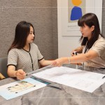 用比例尺對(duì)照家中空間格局及動(dòng)線，讓住戶對(duì)空間與大小比例更有概念，透過交流了解客戶習(xí)慣的生活模式，及分享客變中需注意的事項(xiàng)。