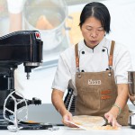 邀請經驗豐富的廚藝職人 曾詠真 老師，帶領初體驗的同仁們，進入糕餅裡的奶香世界。