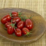 在燈光投射下，渾圓的番茄反射著光澤，也因為皮薄而隱隱透出果肉，鮮甜的果實一看就知影！