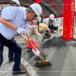 由 新業(yè)建設 穆椿松 名譽董事長帶領，齊心共喊「開工大吉」。以金鏟鏟起沙堆，象徵工程進度平安順利，勤懇踏實地為未來種下一個成家夢。
