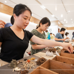 一捏、一抓，將適量的藥材放在棉布上，草藥的清香，單純的氣味為生活帶入一點(diǎn)美好感受，讓按摩球陪你一起過生活。