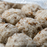 當天特別準備一款限定口味—梅菜粽，將鹹香的梅干菜末炒入糯米飯，吃起來的口感清爽舒服，正好適合仲夏時節(jié)。