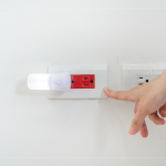 安心用電，位於廚房及客廳不斷電的紅色插座，遇到停電也不用擔(dān)心。