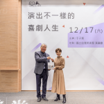 新業(yè)建設名譽董事長 穆椿松 (左一)致金鐘視后 于子育 (右一) 新業(yè)契作認養(yǎng)逾十年的有機香米與紅豆，一同分享這份美好心意。