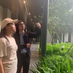 走進(jìn)【新業(yè)宜家】中庭，林宜鋒建築師用心講解格局的設(shè)計(jì)如何為生活帶來(lái)美的經(jīng)歷，就像小說(shuō)中的伏筆，成就宜居樂(lè)業(yè)的結(jié)局。