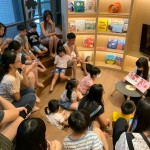 愛聽故事、樂於讓想像力徜徉的小朋友們，隨著姐姐一頁一頁的朗讀劇情，跟著繪本進入奇幻世界中探險。