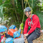 上攀的過程中需要將自己體重一半的的重量拉起，也讓孩子們體驗到徒手上攀的難度。
