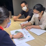 新業(yè)團隊與藝術家討論東區(qū)成功國小、育英國中人行道的美化計畫，雖然專業(yè)不同，但目標是相同的，為的都是讓孩子們在日常接觸自然，感受最真實的樸實。