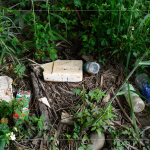 遍布草叢中的垃圾，除了常見(jiàn)的瓶瓶罐罐，食品容器的占比也是在排行中的前三名！