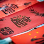 細(xì)細(xì)品味印製出來的年節(jié)吉祥話，洋溢著團(tuán)圓的喜氣與年味，揮灑創(chuàng)意，拼貼屬於自己的年節(jié)小物。