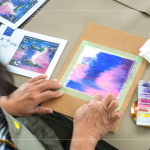 晚霞下的睡蓮，透過(guò)指尖暈開(kāi)顏料，將不同顏料自然融合，消除筆觸的邊界感，如同暈染或噴霧般的柔和漸層。