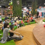 跟著強尼先生一起拍打節(jié)奏，沉浸在充滿Do Re Mi的氛圍裡，邊數著拍子，邊唱著歌曲，搖搖擺擺的度過這場森友派對！